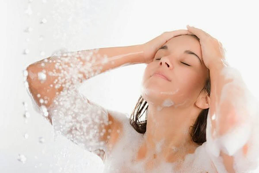 Tắm rửa mỗi ngày sẽ giúp làm sạch những lớp bụi bẩn bám trên cơ thể