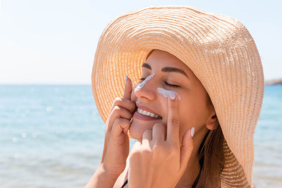 Bảo vệ da với kem chống nắng trước khi makeup