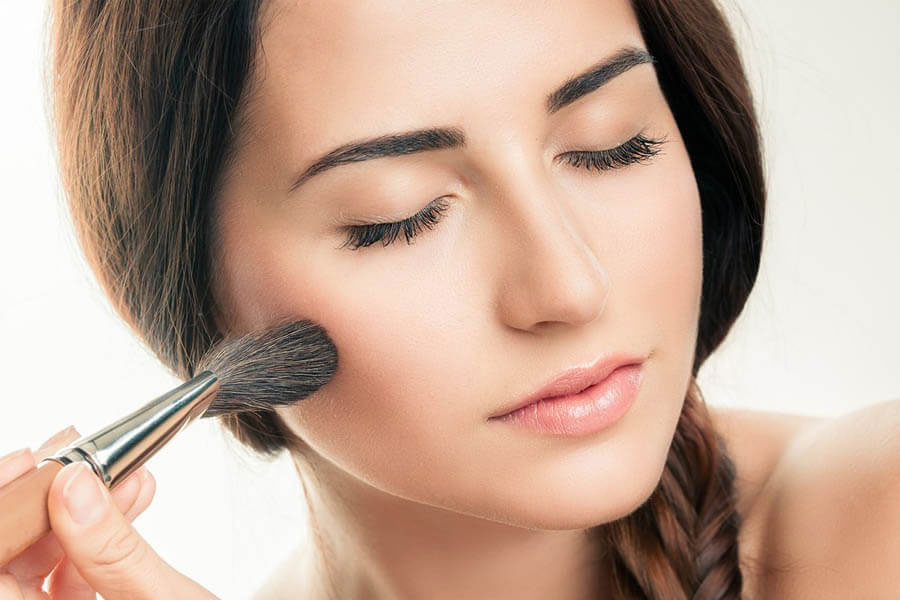 Sử dụng phấn phủ để kiềm dầu và cố định lớp makeup