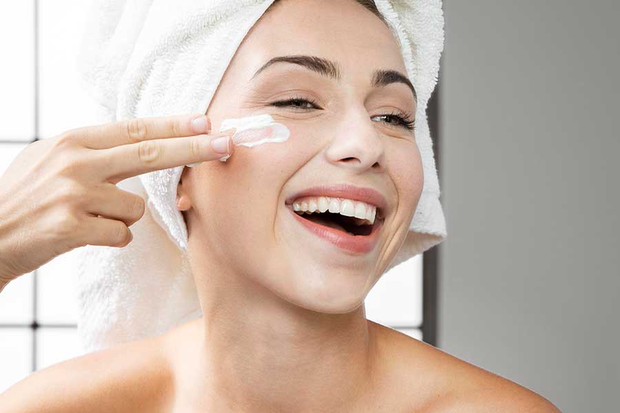 Thực hiện dưỡng da ngay sau khi rửa mặt sạch để giữ ẩm cho làn da