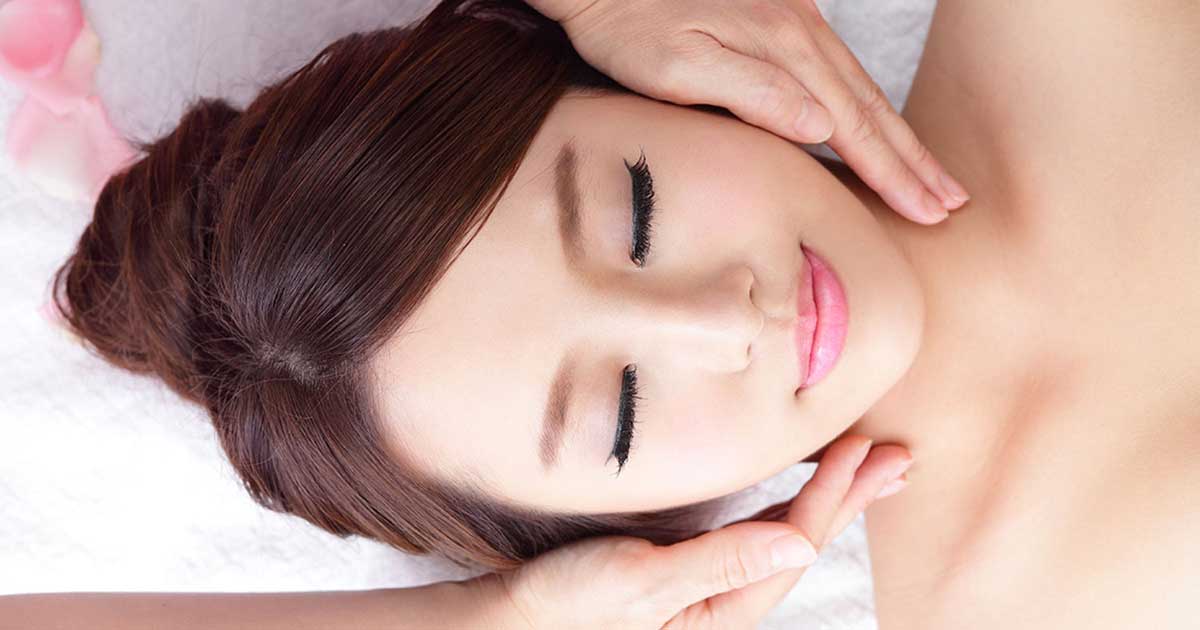 Lợi ích của việc massage chăm sóc da mặt với tinh dầu tự nhiên