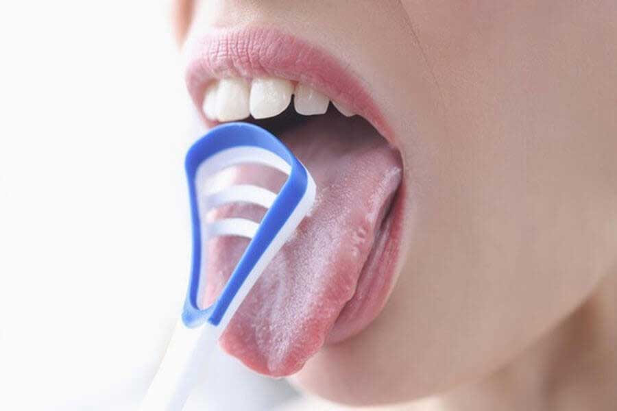 Có thể sử dụng dụng cụ chuyên dụng để vệ sinh lưỡi một cách tốt nhất