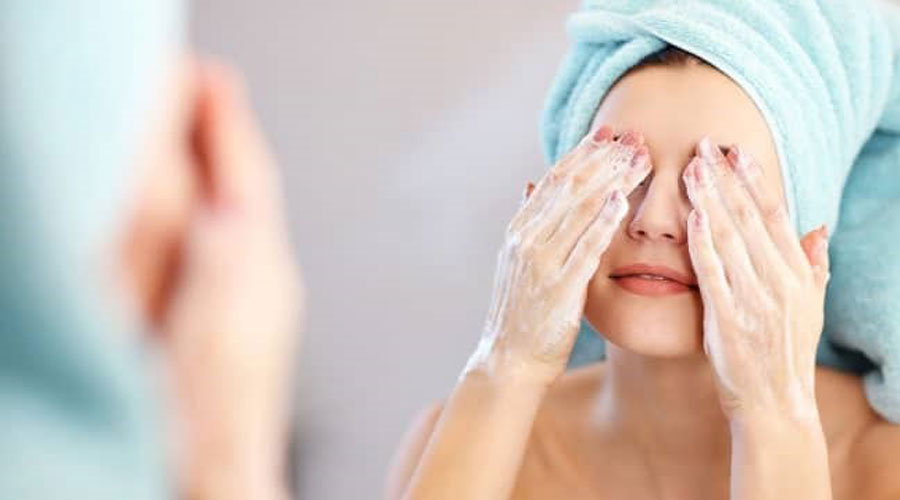 Làm sạch da mặt mỗi ngày với sữa rửa mặt sẽ giúp ngăn ngừa và cải thiện nhiều vấn đề về da