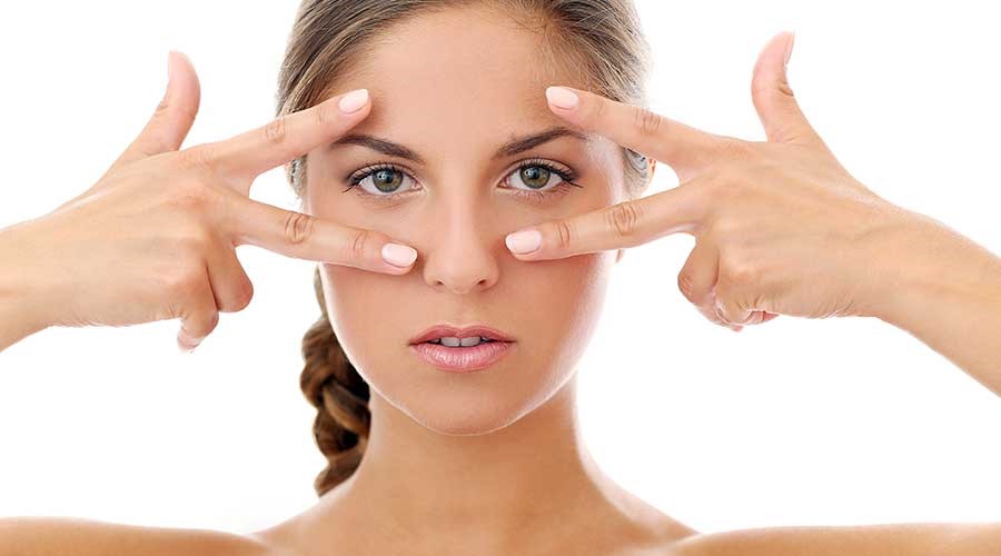Có nhiều nguyên nhân gây ra tác động xấu tới làn da xung quanh mắt