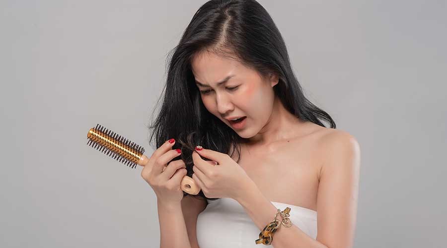 Nếu lượng tóc rụng quá nhiều (hơn 100 sợi mỗi ngày) được xem là rụng tóc bệnh lý và có nhiều nguyên nhân gây nên tình trạng này