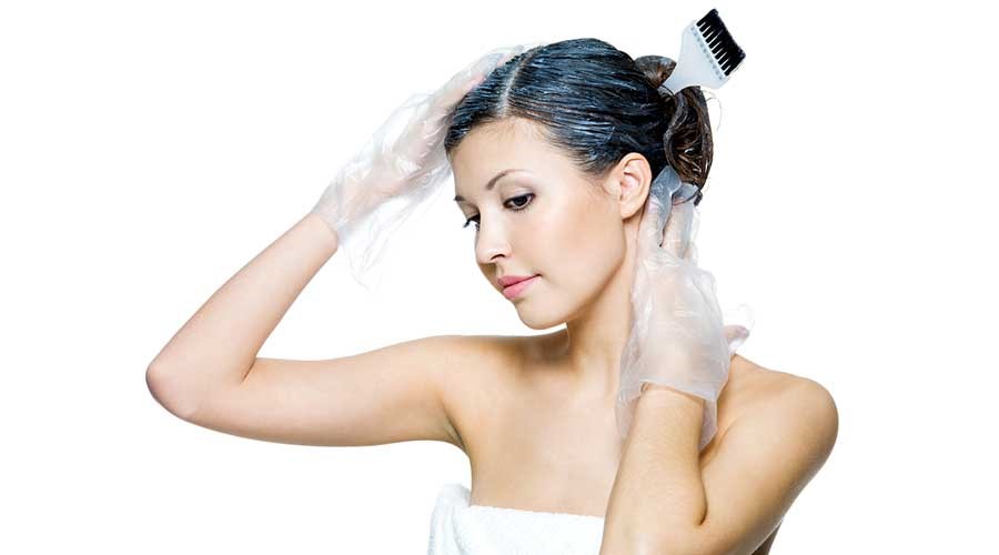 Các sản phẩm dầu gội, dầu xả, thuốc nhuộm hóa học dễ gây rụng tóc và làm yếu da đầu