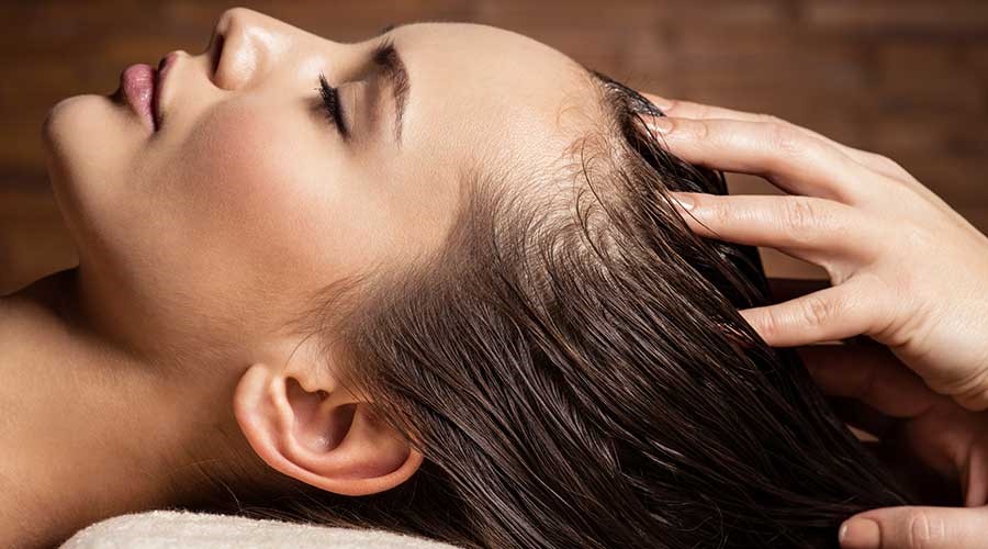 Massage da đầu đúng cách làm cho các mạch máu được giãn nở, qua đó giúp kích thích mọc tóc và phục hồi nang tóc