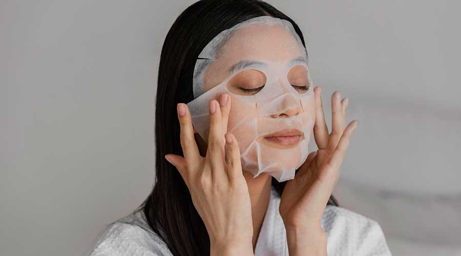 Thường xuyên đắp mặt nạ giúp bổ sung dưỡng chất, cấp nước và dưỡng ẩm là phương pháp chăm sóc da vào mùa lạnh rất tốt