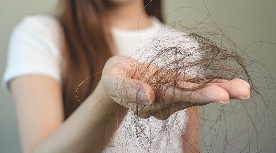 Các vấn đề liên quan đến bệnh lý và nội tiết tố cũng khiến tóc gãy rụng nhiều
