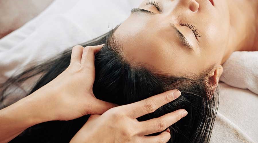 Massage da đầu là một phương pháp giúp kích thích mọc tóc hiệu quả