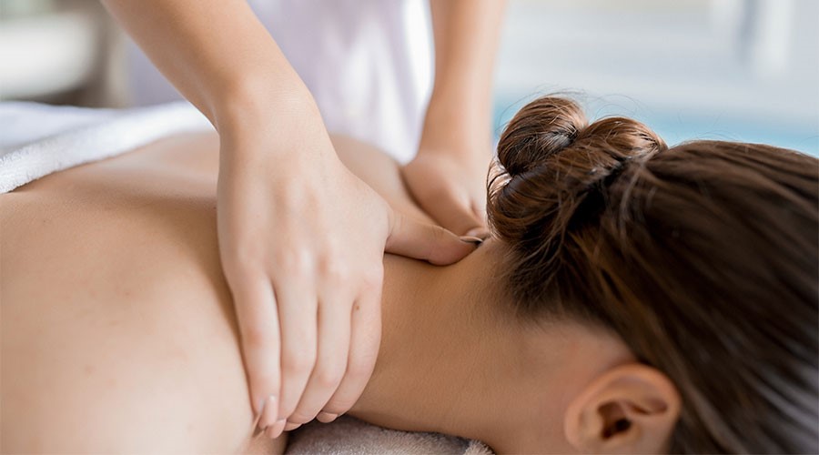 Thao tác massage còn hỗ trợ kích thích tuần hoàn máu, đả thông kinh lạc