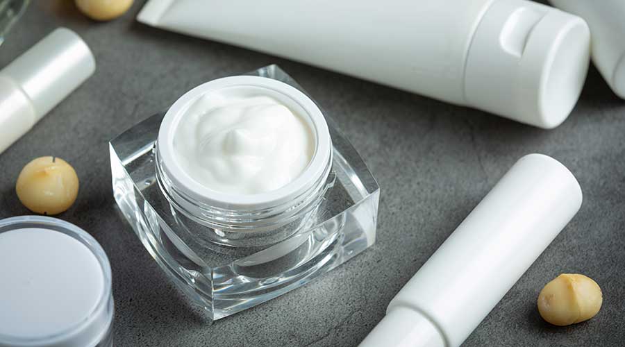 Dòng sản phẩm dưỡng thường chứa thành phần mang công dụng làm trắng sáng, cấp ẩm hay hạn chế lão hóa da