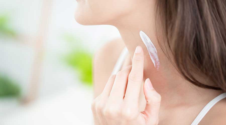 Chọn kem chống nắng cho da dầu nên ưu tiên những dòng được bổ sung thành phần giúp dưỡng ẩm