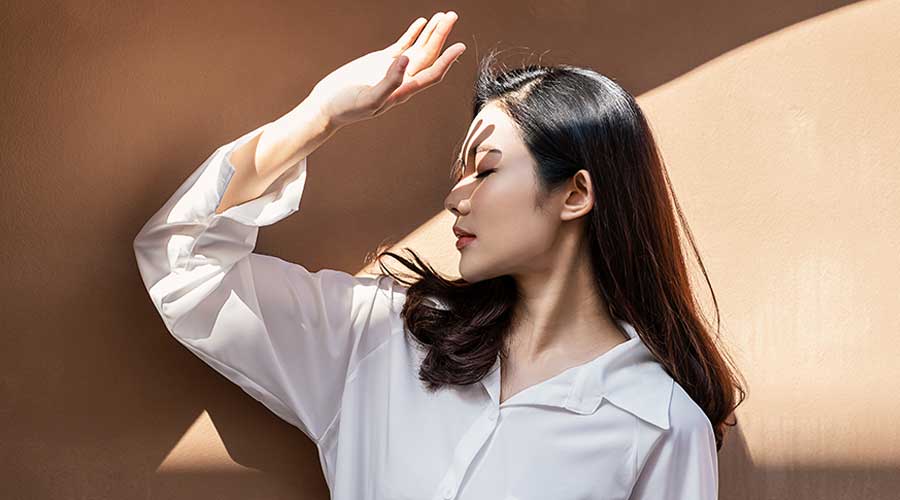 Nên thoa kem chống nắng trước khi ra ngoài trời 15 - 30 phút để các thành phần phát huy công dụng