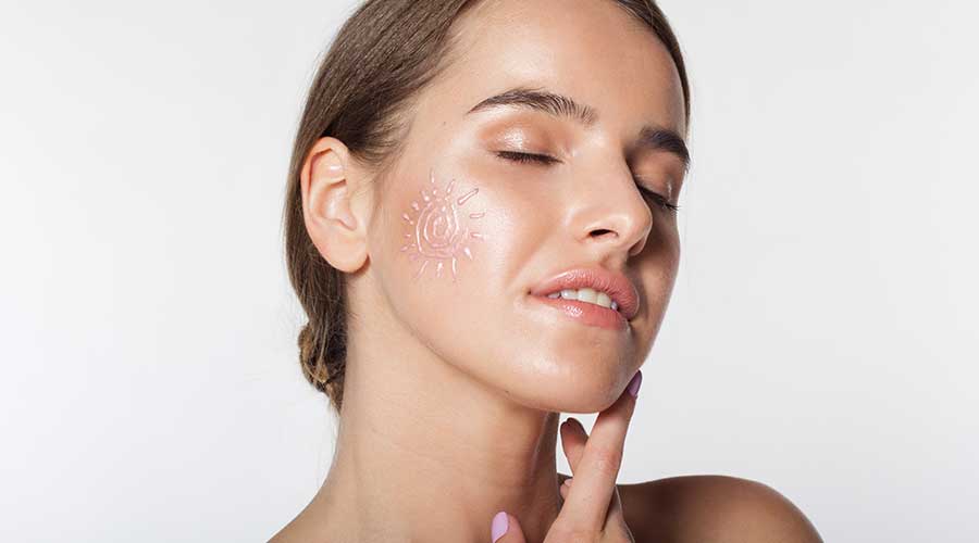 Với những người thường xuyên cần trang điểm có thể chọn sản phẩm vừa bảo vệ vừa thay thế được kem nền
