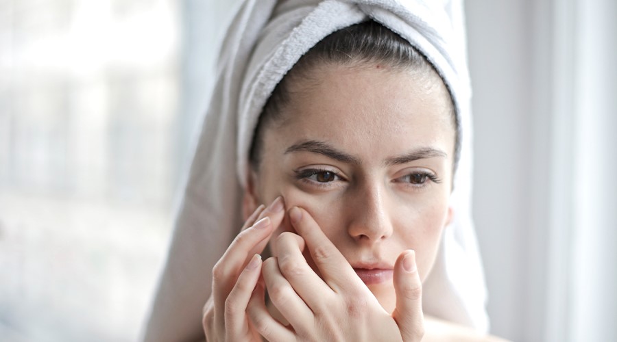 Chăm sóc và bảo vệ da không đúng cách là nguyên nhân hàng đầu gây nên tình trạng da mặt bị khô, thiếu ẩm