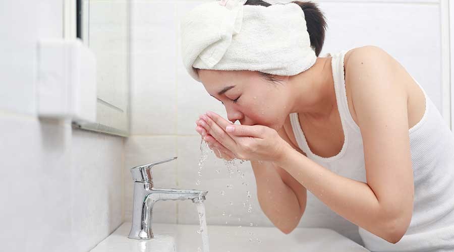 Để tránh khô da mặt, bạn cần có phương pháp chăm sóc và bảo vệ da đúng cách