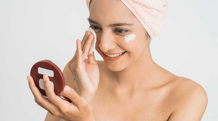 Có đa dạng loại kem trang điểm, nhưng công dụng chính vẫn là che mờ đi các khuyết điểm trên da và tạo lớp nền mịn màng