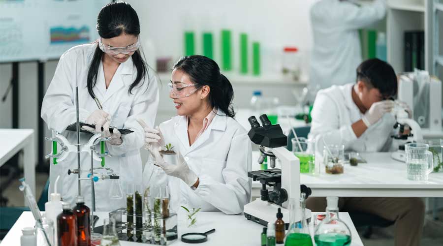 Công nghệ sinh học trong mỹ phẩm giúp nghiên cứu, sản xuất và cải tiến các dòng sản phẩm chăm sóc, phục hồi hoặc giải quyết chuyên sâu nhiều vấn đề về da, tóc,...