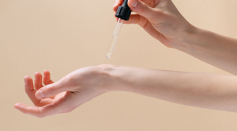 Hãy luôn kiểm tra trước một mỹ phẩm mới trên vùng da nhỏ rồi mới sử dụng nhằm đảm bảo an toàn