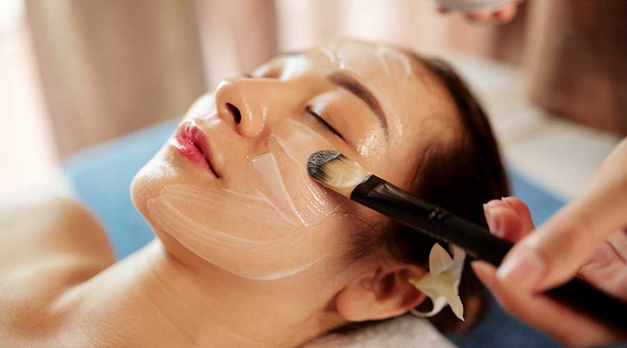 Nếu chưa quen peel da tại nhà, bạn nên cần thêm người hỗ trợ và đảm bảo tuân theo đúng quy trình và hướng dẫn sử dụng của sản phẩm