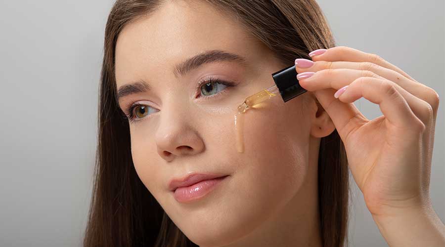 Peel da tại nhà thường sử dụng sản phẩm có nồng độ acid nhẹ từ các nguyên liệu tự nhiên thay vì hóa chất mạnh