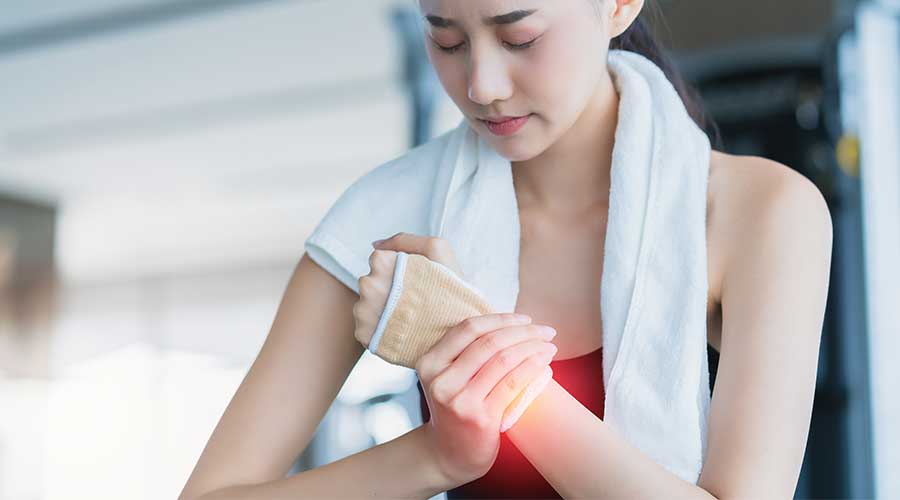 Không khởi động kỹ trước khi hoạt động mạnh như tập thể dục, chơi thể thao rất dễ dẫn đến tình trạng này