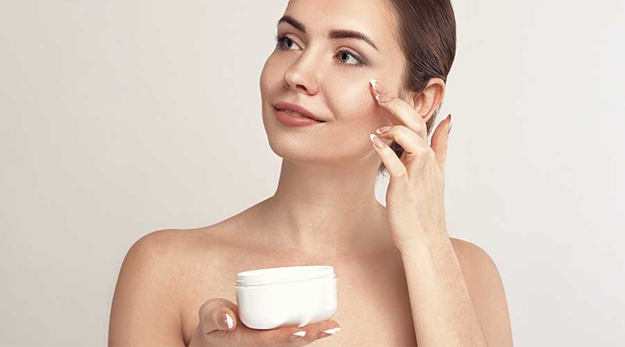 Kem peel mang đến công dụng làm sạch bề mặt da, giúp thông thoáng lỗ chân lông và hỗ trợ thúc đẩy tái tạo tế bào da mới hiệu quả