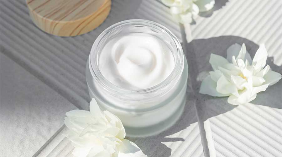 Kem peel là sản phẩm chăm sóc da chứa các hoạt chất peel có thể là hóa học, enzyme trái cây, acid hữu cơ hoặc các loại acid tự nhiên ở nồng độ phù hợp