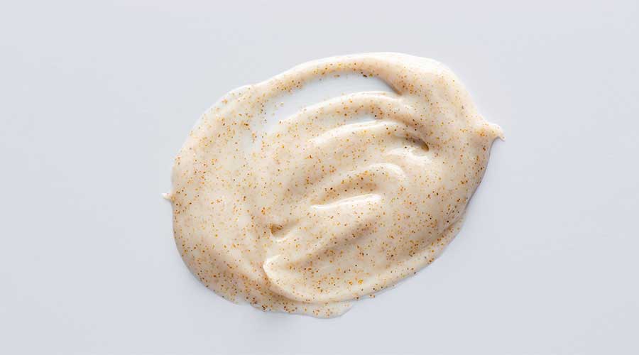 Những làn da mụn cần tránh các sản phẩm có hạt vật lý to, sắc và không chà xát mạnh để tránh gây tổn thương da