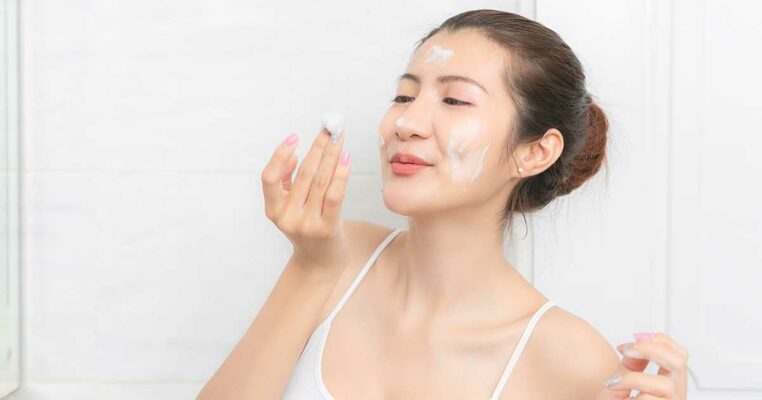 Tẩy tế bào chết da mụn và lợi ích mang lại