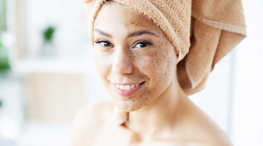 Phương pháp tẩy tế bào chết vật lý sử dụng hạt scrub, gel peeling hoặc dụng cụ hỗ trợ để tạo ma sát nhẹ trên da