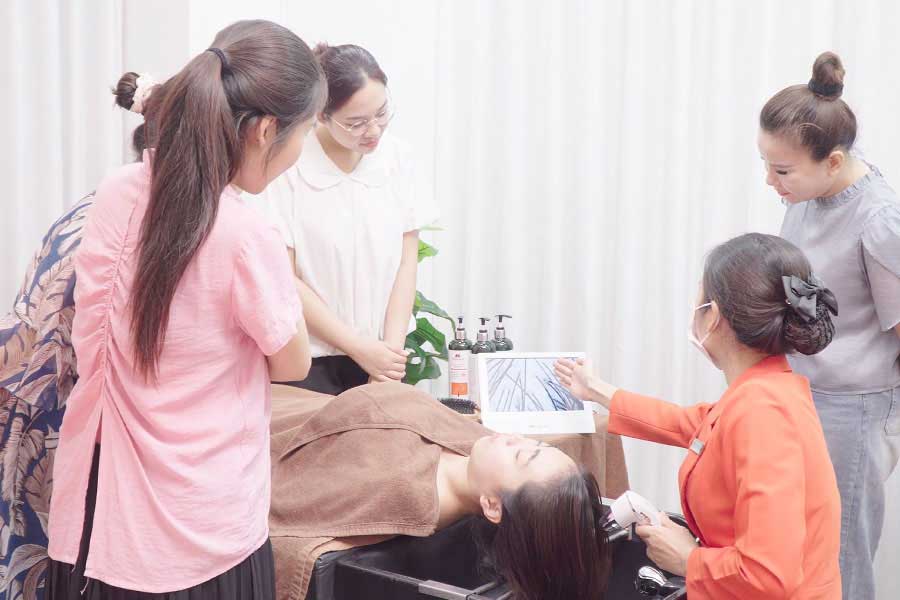 Kỹ thuật gội đầu cho da đầu gàu và ngứa - 2