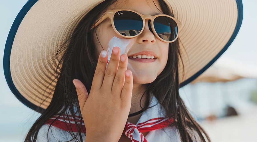 Ở tuổi dậy thì, nên chọn sản phẩm kem chống nắng có thành phần lành tính, kết cấu mỏng nhẹ để hạn chế gây bí da