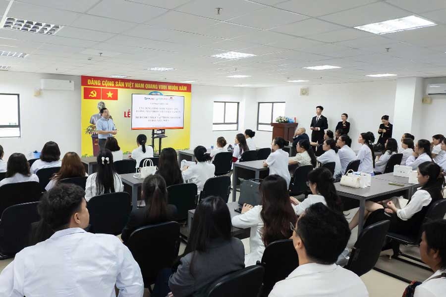 Buổi cập nhật kiến thức khoa học có sự tham gia của gần 100 Khách mời gồm nhiều Bác sĩ, chủ cơ sở Spa, Thẩm mỹ viện, Phòng khám,...