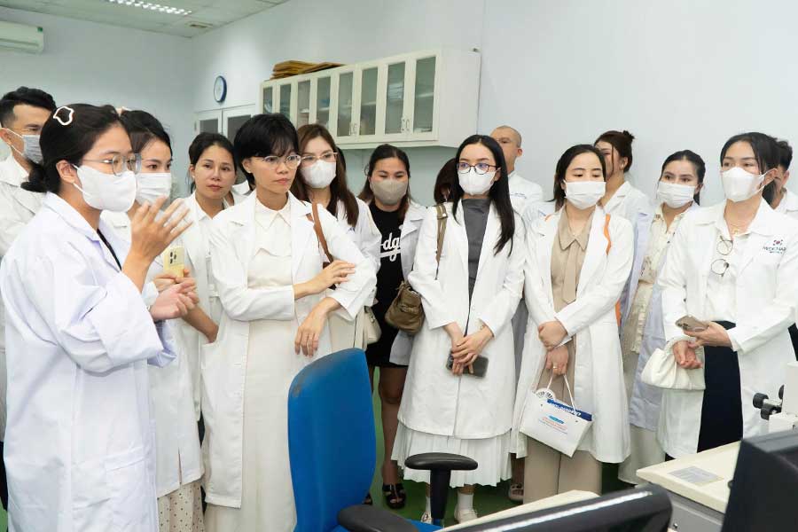 Khách mời trải nghiệm trực tiếp các hoạt động nghiên cứu trong phòng thí nghiệm