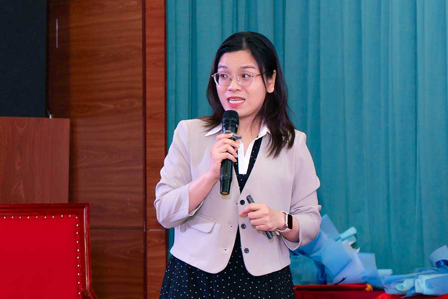 TS. Nguyễn Thị Ngọc Mỹ trình bày báo cáo