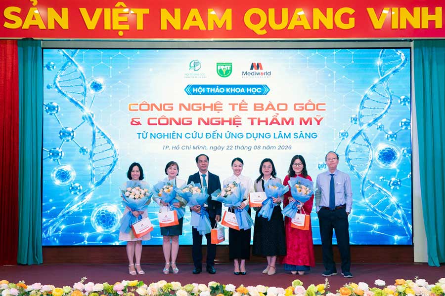 Trao hoa và quà lưu niệm cho chủ tọa và các báo cáo viên tại chương trình